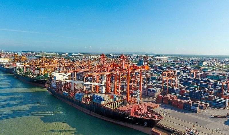 Vietnam looks to upgrade int'l merchant fleet. Shipping vessels at a port - llustrative photo. Source: VNA