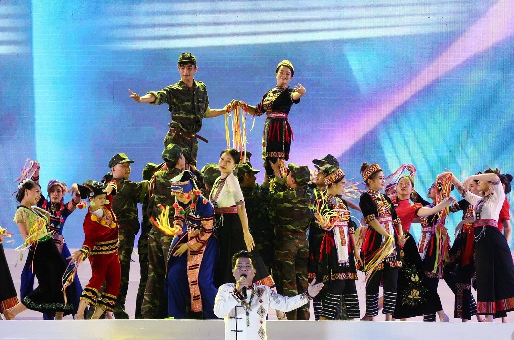 Artisans, actors, athletes and people of different ethnic groups from 21 provinces sharing the Vietnam-Laos border have converged, honored and promoted good traditional cultural values. of the peoples of the two countries