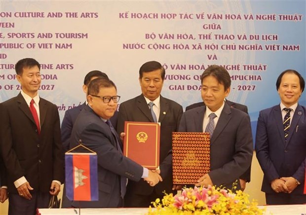 Vietnamese Deputy Minister of Culture, Sports and Tourism Hoang Dao Cuong and  secretary of state and spokesman of Cambodia's Ministry of Culture and Fine Arts Long Ponnasirivath signed a cultural and artistic cooperation programme for the 2023 - 2027 period at a meeting in Ho Chi Minh City