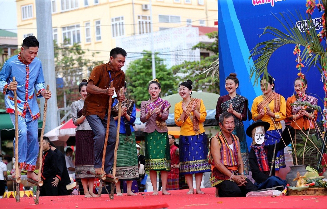 The festival has brought international friends and local people a lively space to experience the culture and sports of the ethnic brothers in Vietnam - Laos.