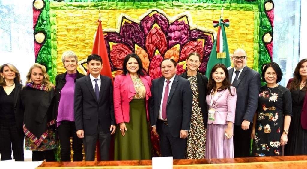 Minister of Culture, Sports and Tourism Nguyen Van Hung meets with Mexican Secretary of Culture Alejandra Frausto Guerrero. 