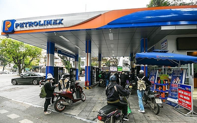 Retail prices of oil and petrol dropped from 3pm on October 3. Photo: NDO