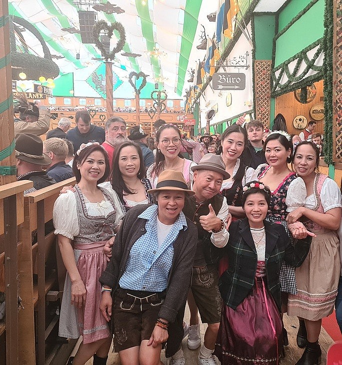 Overseas Vietnamese Experience a Joyful Oktoberfest Reunion