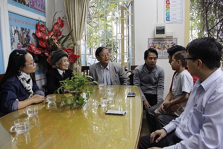 The representative of Times magazine and the Liaison Committee of Vietnamese volunteers and military experts helping the Lao Revolution visited and presented gifts to Sard Yang at Vietnam National Children's Hospital in 2018 (Photo: Van Su).