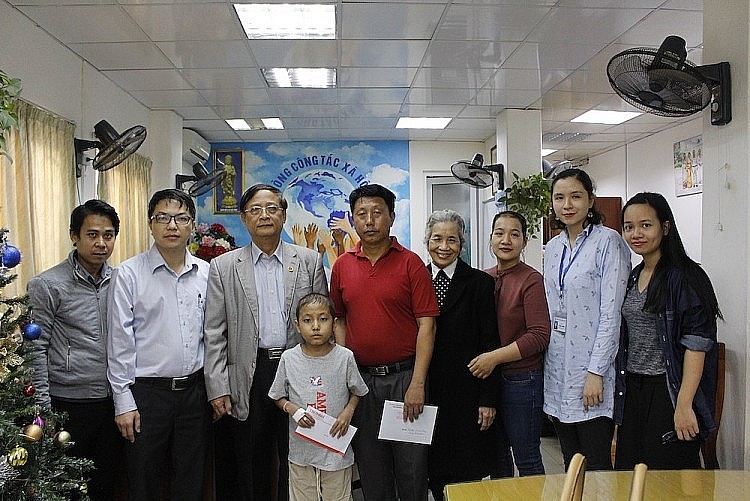 Sard Yang (the child in the middle) and his Vietnamese friends helped him win against death. Photo taken at Vietnam National Children's Hospital in 2018 (Photo: Van Su).