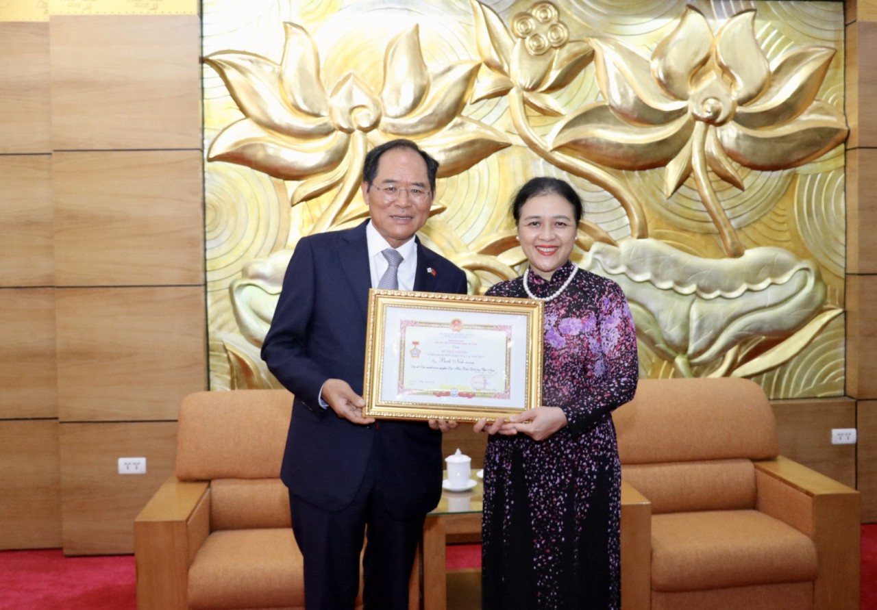vufo presents friendship medal to the south korean ambassador to vietnam