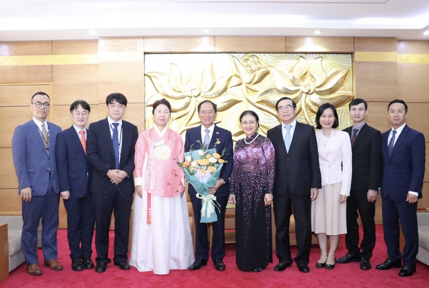 VUFO Presents Friendship Medal to the South Korean Ambassador to Vietnam