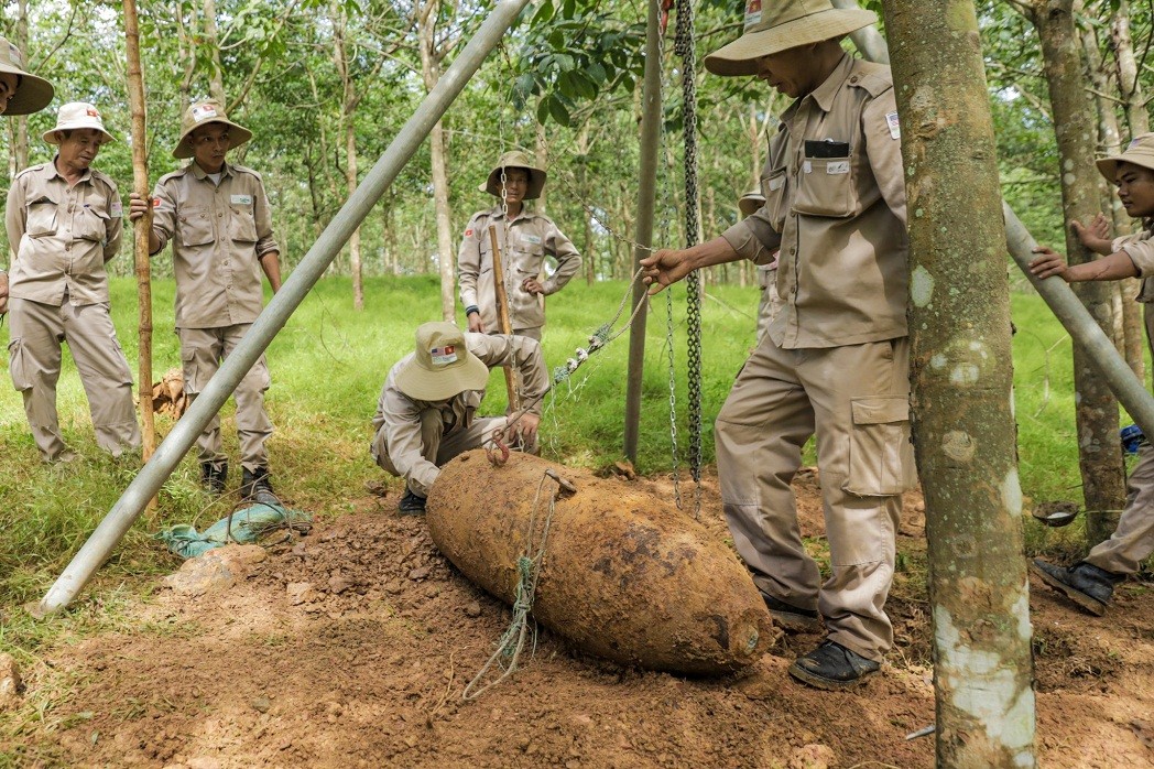 The first bomb, identified as an M117 - was discovered at a depth of 1 metre in a rubber farm in Cam Lo district’s Cam Hieu commune.