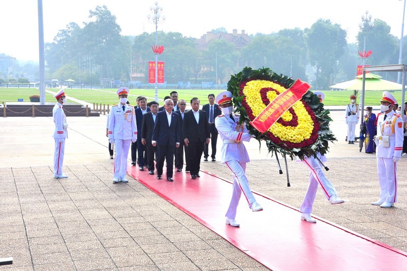 The Lao delegates pays a floral tribute to the late President Ho Chi Minh at his Mausoleum. Source: bqllang.gov.vn