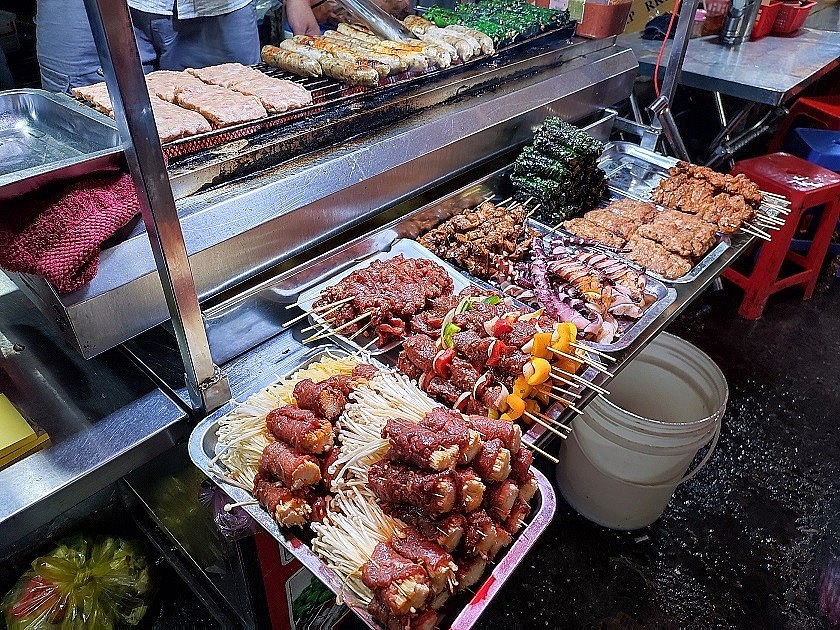 Food 'paradise' near Thi Ky Lake, District 10, HCMC. Photo: Ollie Le Nguyen
