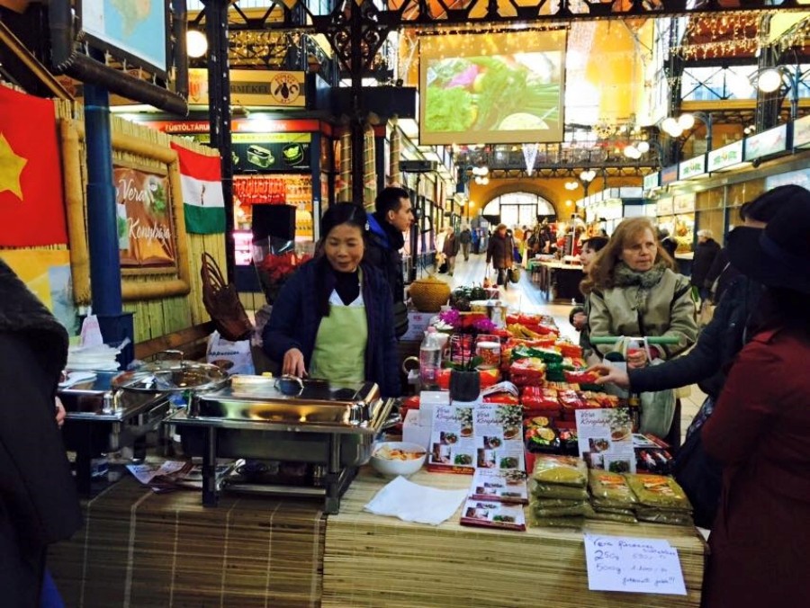 Thao introduced Vietnamese traditional foods to her international friends. Photo: Nguyen Phuong Thao 