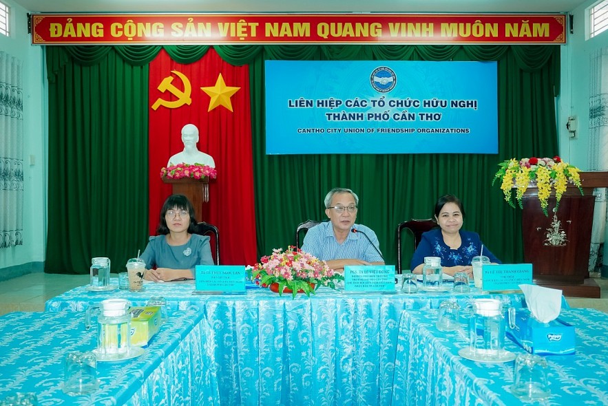 Leaders of the City Union of Friendship Organizations and the Vietnam - Japan Friendship Association of Can Tho City attended the meeting at the bridge point of Can Tho City. Photo: Thoi dai