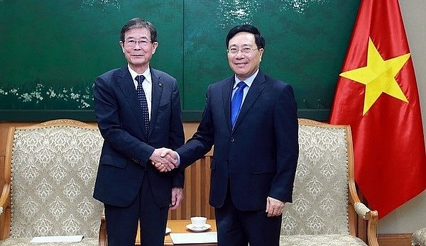 Deputy Prime Minister Phạm Bình (right) receives Vice Governor of Japan's Wakayama Prefecture Shimo Hiroshi in Hà Nội on Thursday. Photo: VNS