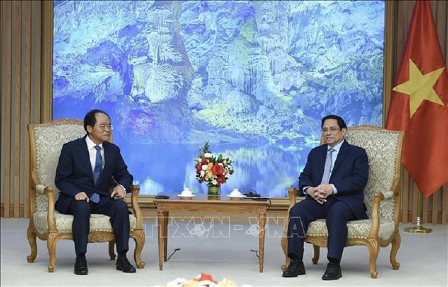 Prime Minister Pham Minh Chinh (R) and RoK Ambassador to Vietnam Park Noh-wan. (Photo: VNA)