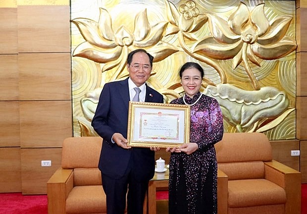 President of the Vietnam Union of Friendship Organisations (VUFO) Ambassador Nguyen Phuong Nga (R)presents the insignia to the diplomat at a ceremony in Hanoi on October 4. (Photo: VNA) 