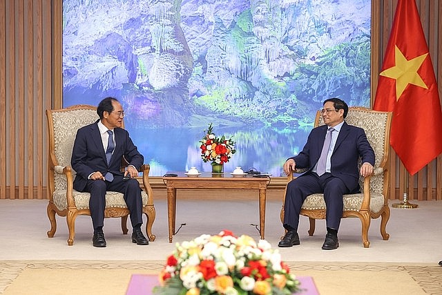 Prime Minister Pham Minh Chinh (right) and outgoing RoK Ambassador to Vietnam Park Noh-wan. Photo: VGP