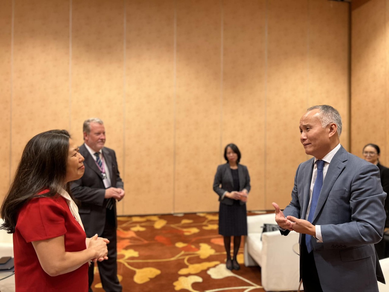 Deputy Minister of Industry and Trade Tran Quoc Khanh talks to Mary Ng, Canadian Minister of International Trade, Export Promotion, Small Business and Economic Development. 