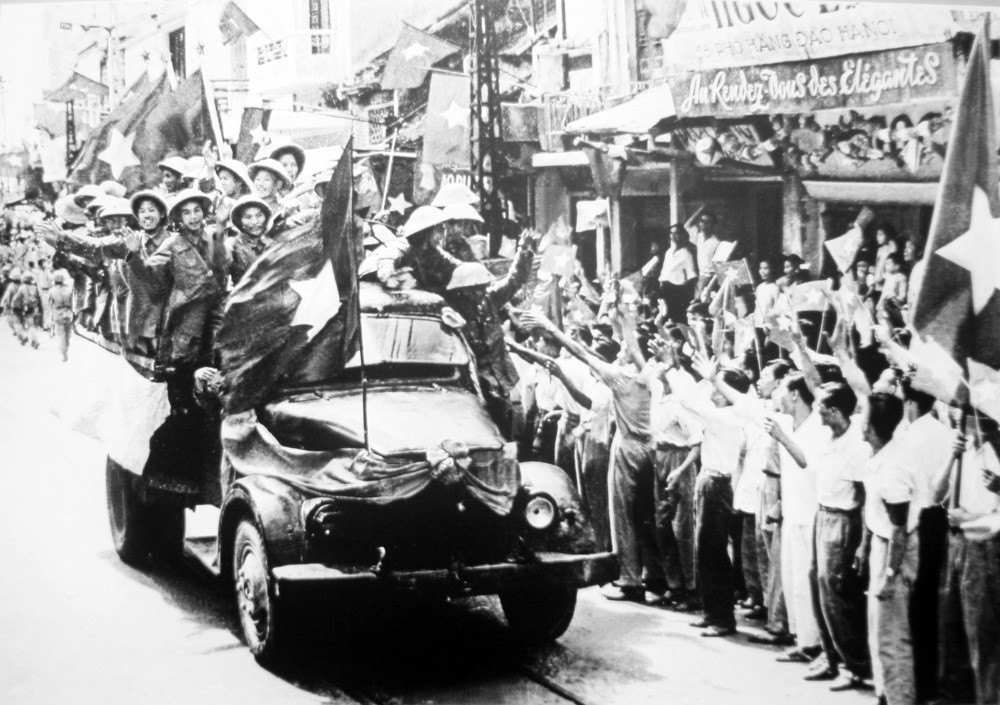 Hanoian people greet the soldiers on the morning of October 10, 1954.