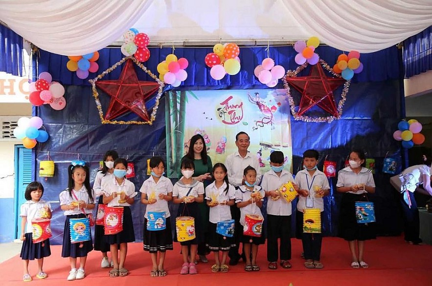 President of the Khmer-Vietnamese Association in Cambodia Chau Van Chi (top row, right) celebrates the 2022 Mid-Autumn Festival with Vietnamese students in Siem Reap province. Photo: Khmer-Vietnamese Association in Cambodia