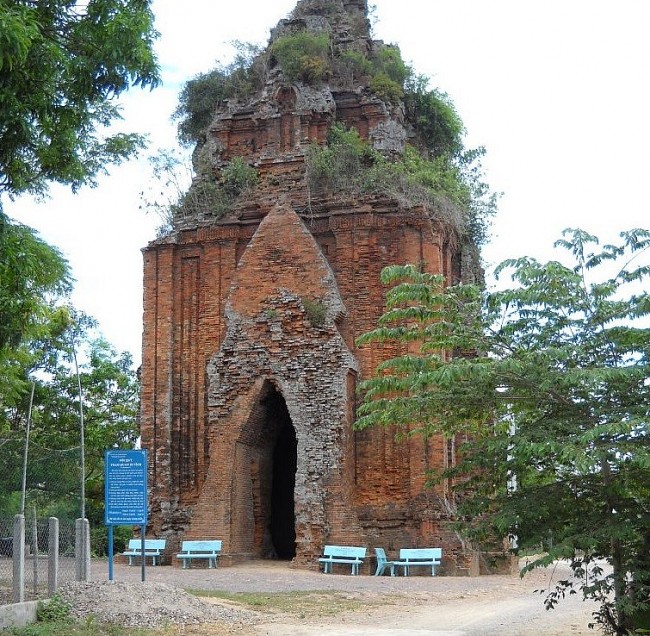 Mysterious Writing Discovered on Ancient Cham Stone Stele in Quang Nam