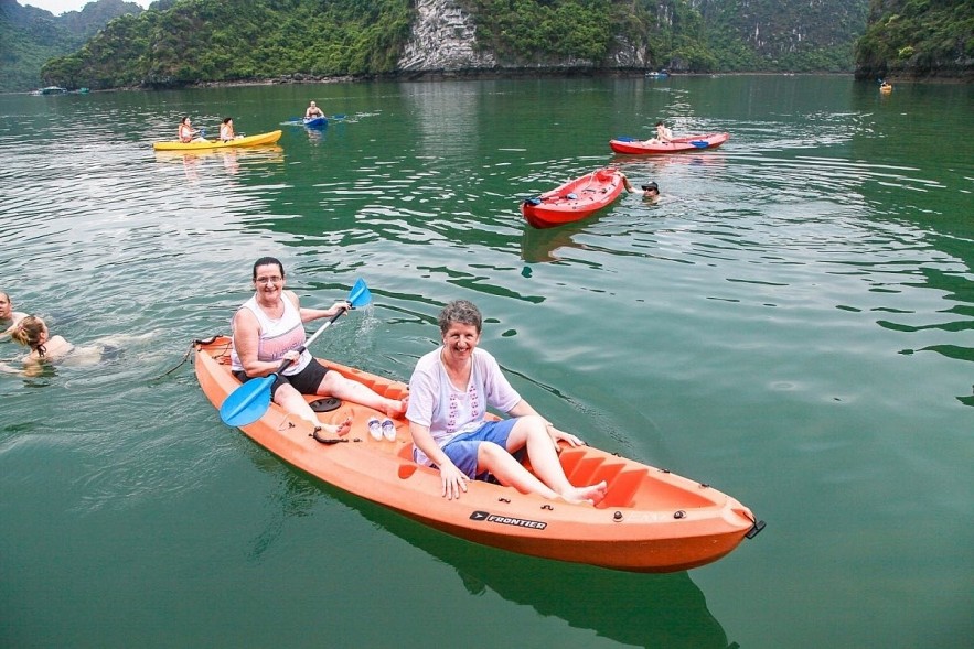 Australian tourists go kayaking at Lan Ha Bay in the northern province of Quang Ninh. Source: Era Cruises