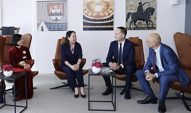 Vice President Vo Thi Anh Xuan (second, left) is welcomed by State Secretary of the Croatian Ministry of Foreign and European Affairs Zdenko Lucić at Zagreb Airport on October 9. (Photo: VNA)