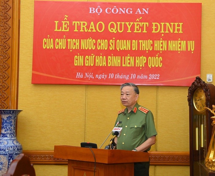Minister of Public Security To Lam asks police officers assigned to UN peacekeeping missions, bring into full play their talents, strengths and creativity to fulfill their assigned tasks. Photo: cand.com.vn