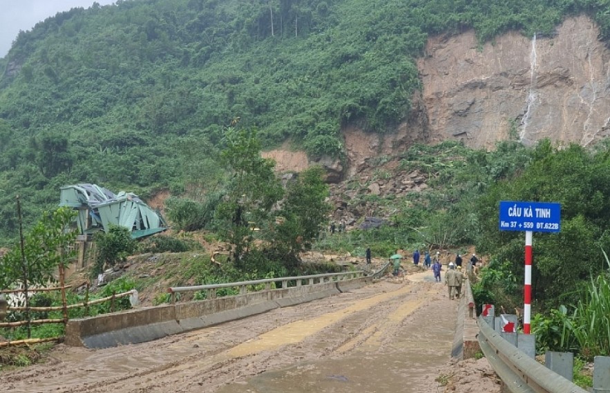 Landslide in Quang Ngai Buries Part of Hydropower Plant, Workers in Emergency Rescue