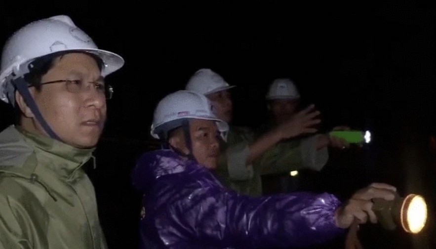 A working group of Tra Bong District were trying to reach out to the scene for rescue work. (Photo: dantri.com.vn)