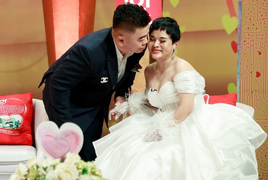 Vietnamese-Malaysian Couple Experience Love at First Sight