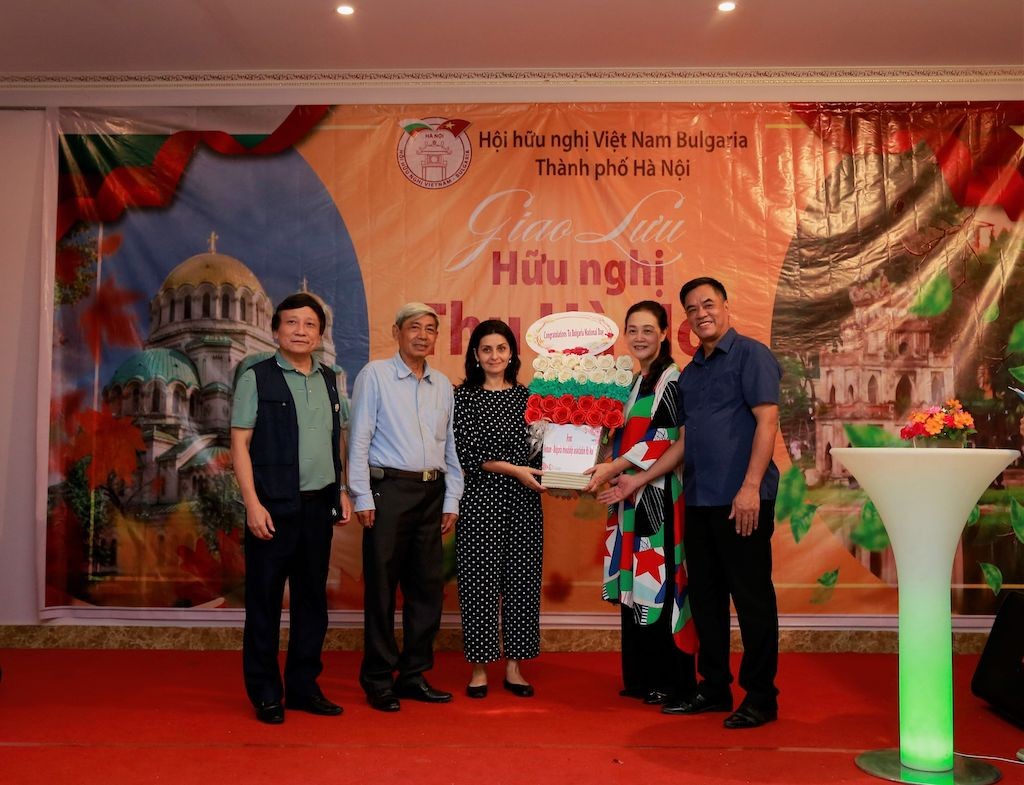 The Vietnam - Bulgaria Friendship Association Hanoi city presents flowers to Ambassador Marinela Petkova (third from right) on the occasion of the 114th anniversary of the Declaration of Independence of Bulgaria.