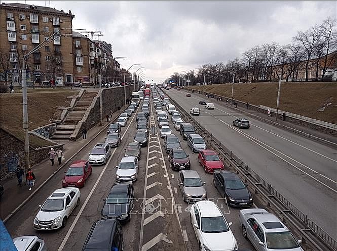 Vehicles one after another leaving the capital Kiev, Ukraine, on February 24, 2022. Photo (documentary) illustration: THX/VNA