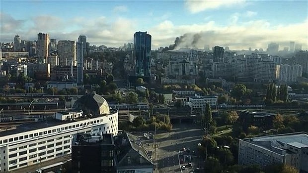 Smoke rises after a series of airstrikes on the Ukrainian capital Kiev, October 10, 2022. Photo: AFP/VNA