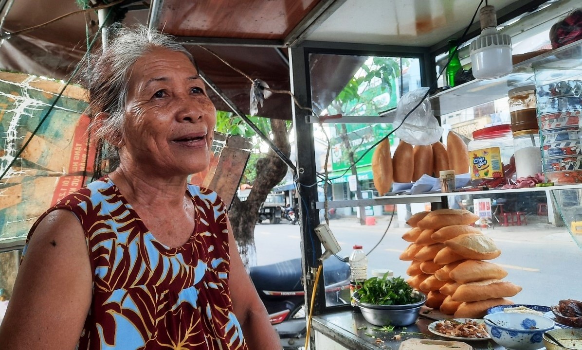 Thu has spent more than 40 years selling Banh Mi with her street vendor cart. Photo: Manh Cuong 