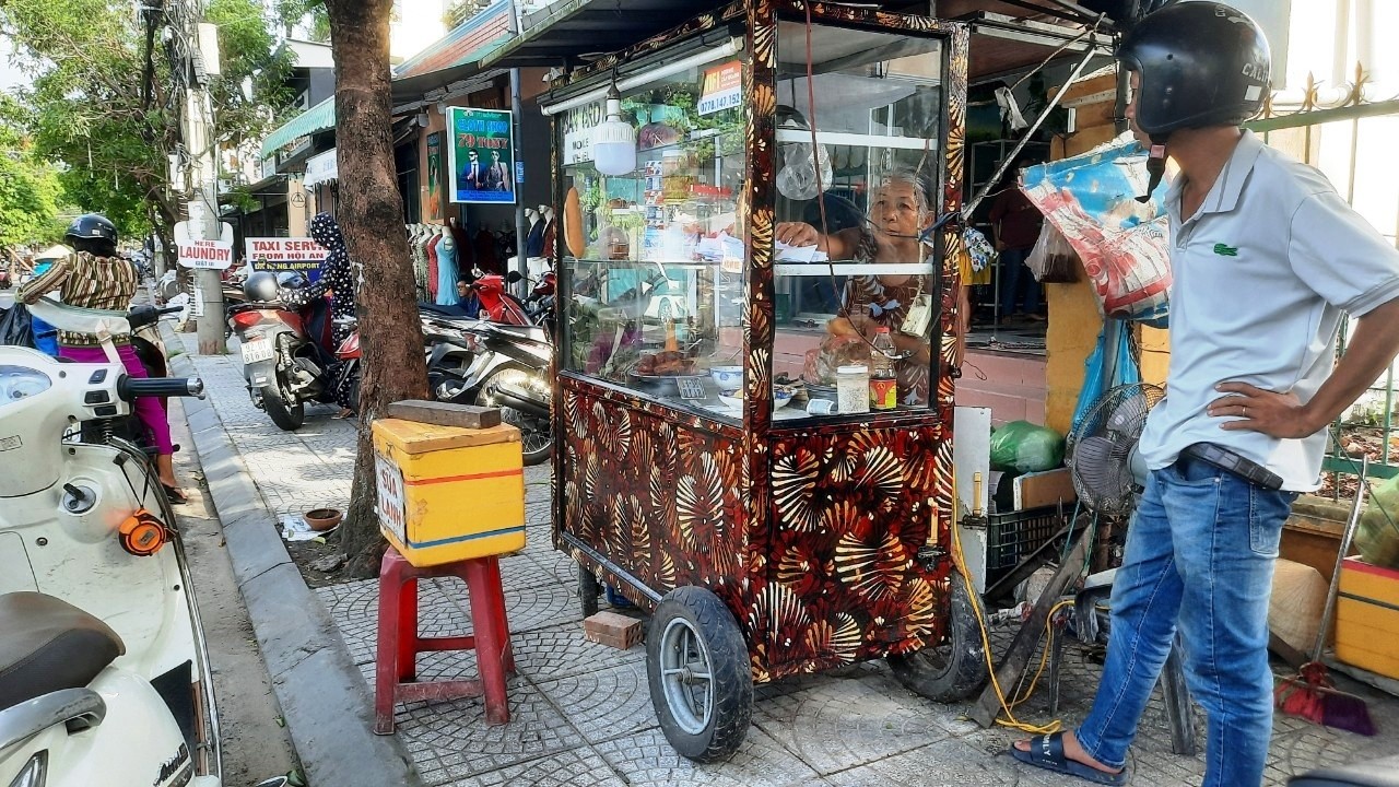The cart was painted beautifully by the French artist. Photo: Manh Cuong 
