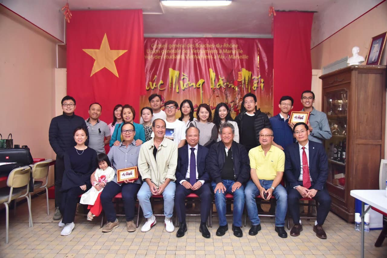 At meeting with the Vietnamese community and Vietnamese students. Source: Vietnamese embassy in France