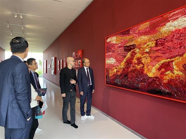 Vietnamse ambassador to France visits an exhibition by Vietnamese painter Tia-Thuy Nguyen at Château La Coste. Photo: VNA