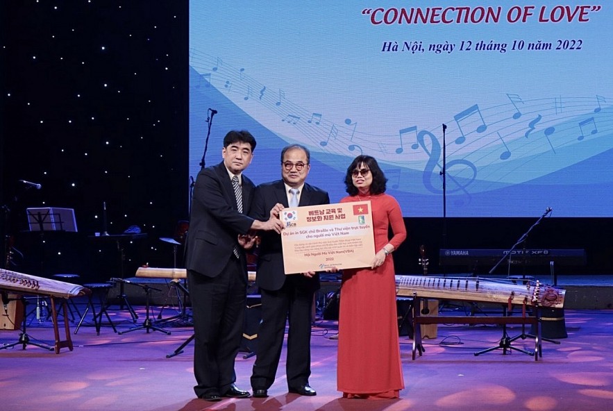 The representative of Siloam organization presented the sponsor sign for the project of printing Braille textbooks and online library for the blind in Vietnam (Photo: Hanh Tran).