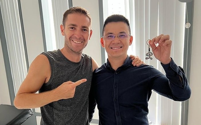 spanish blogger visits his life saving vietnamese doctor