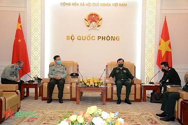 Vietnam enhances defence ties with China: Deputy Minister of National Defence Sen. Lt. Gen. Hoang Xuan Chien (R) welcomes Chinese Defence Attaché to Vietnam Pan Tao. Photo: qdnd.vn