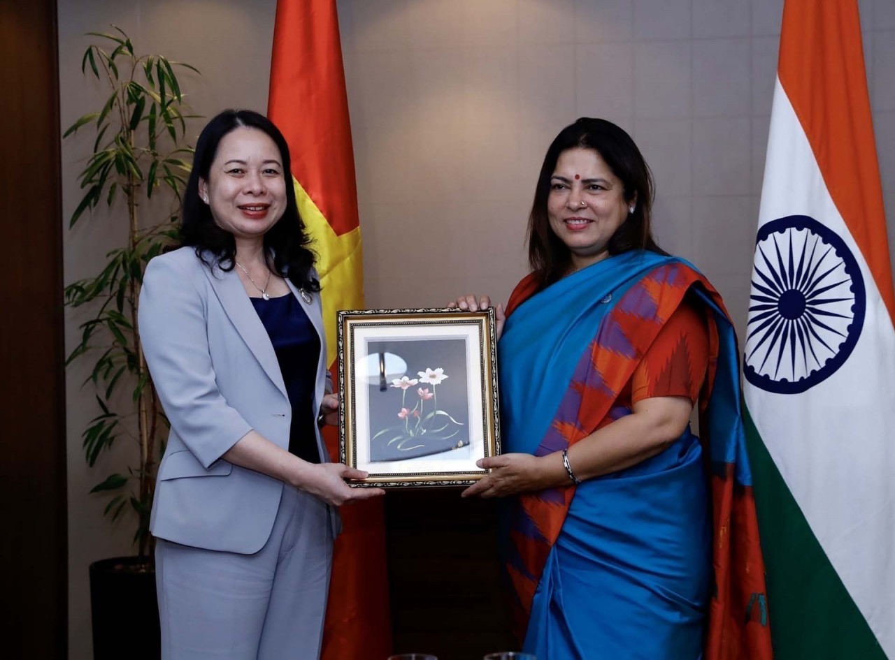 Vice President Vo Thi Anh Xuan at her meeting with Meenakashi Lekhi, Indian Minister of State for External Affairs and for Culture. Photo: VNA