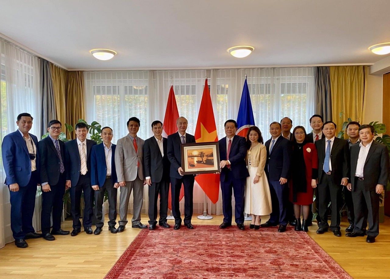 Secretary of the Party Central Committee and head of the Commission for Information and Education Nguyen Trong Nghia meets with staff of the Vietnamese Embassy in Switzerland. Photo: VNA