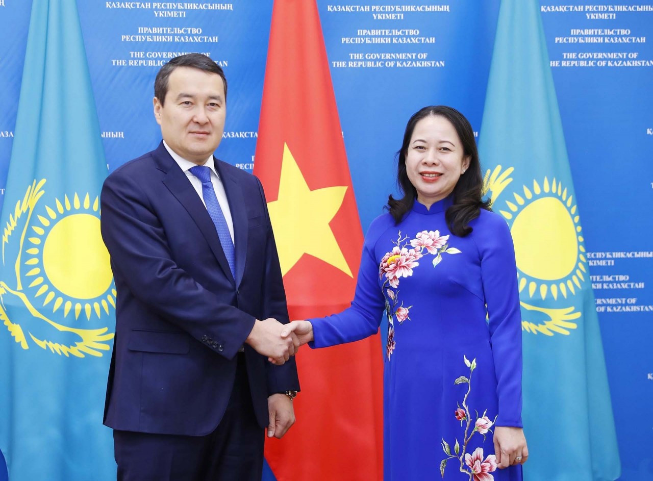 Vice President Vo Thi Anh Xuan and Prime Minister of Kazakhstan Alikhan Smailov. Photo: VNA