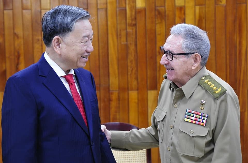 General To Lam (L) meets General Raúl Castro Ruz. Photo: VNA