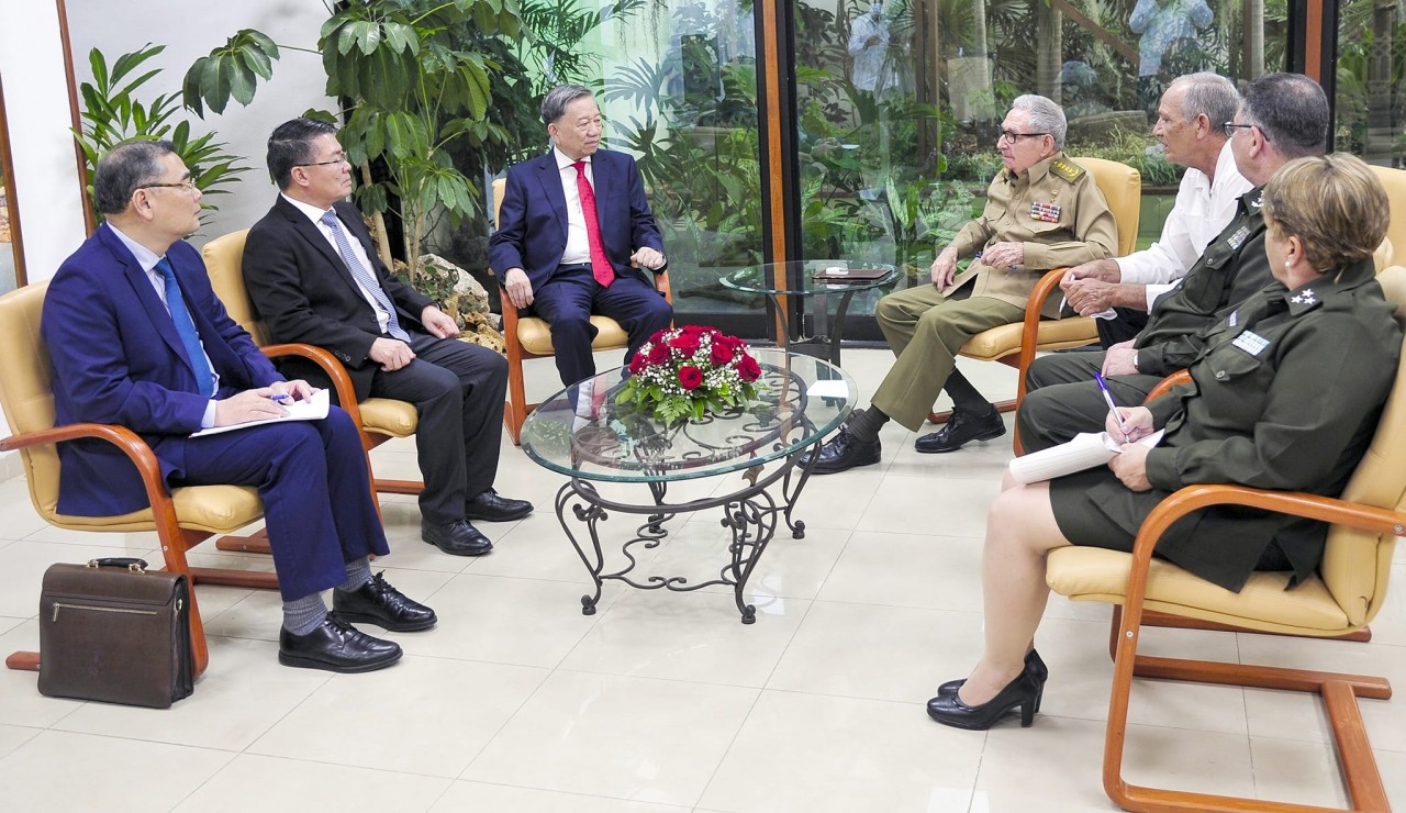 General To Lam meets General Raúl Castro Ruz. Photo: VNA