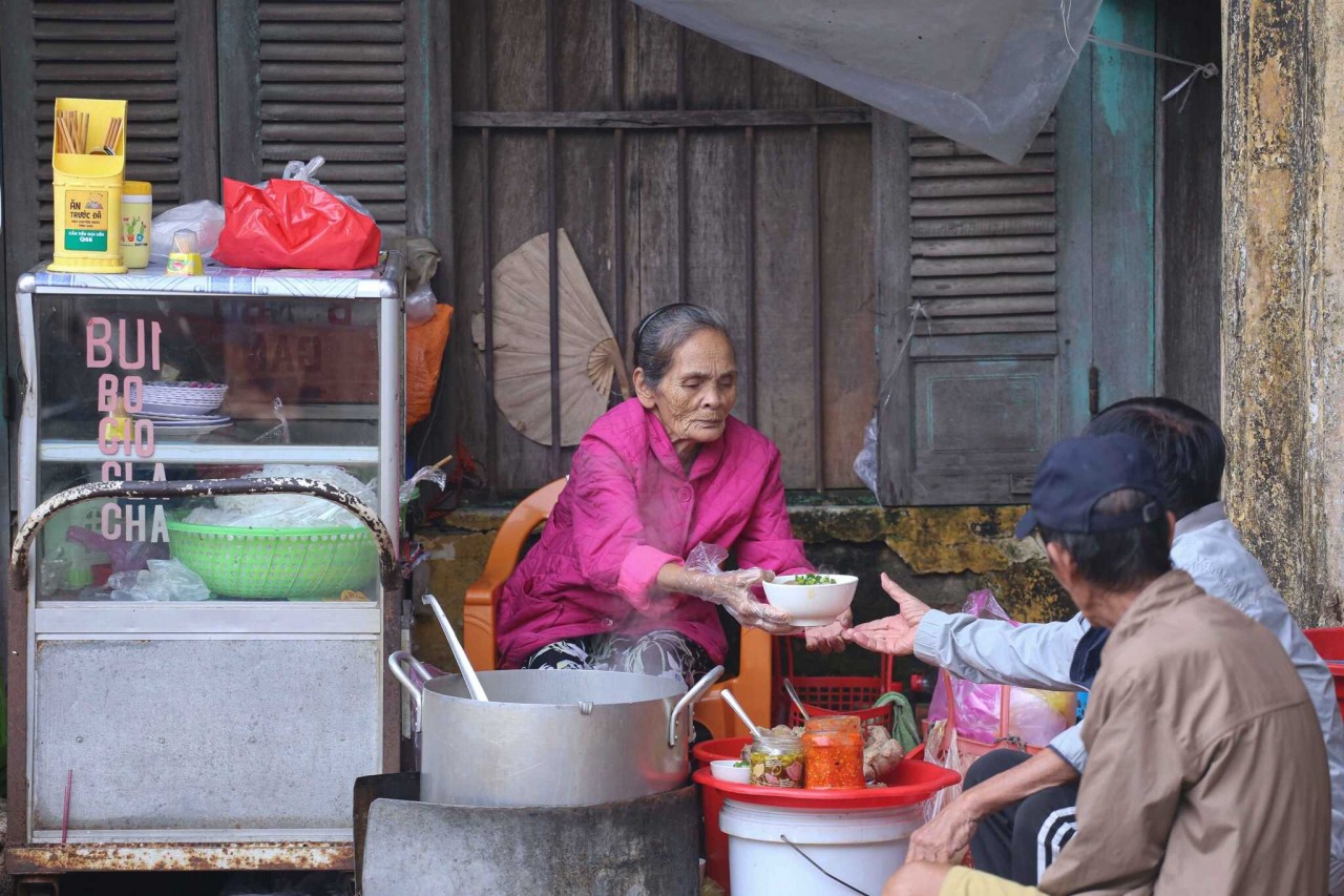 Customers eating here are mostly local people. Photo: Le Hoai Nhan 