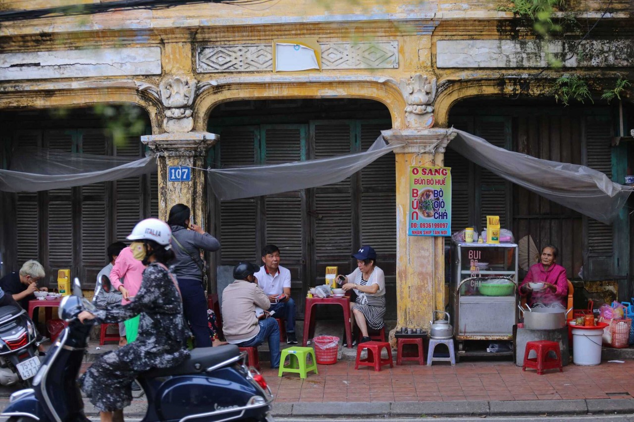 The small simple street vendor is located on Chi Lang Street, in front of an old house. Photo: Le Hoai Nhan 