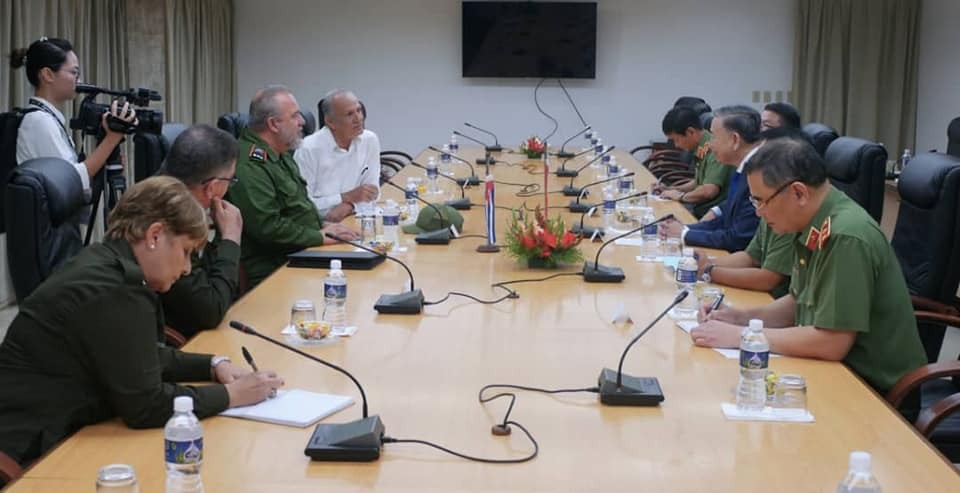 General Lam and his entourage have a meeting with Cuban Prime Minister Manuel Marrero Cruz. Photo: VNA