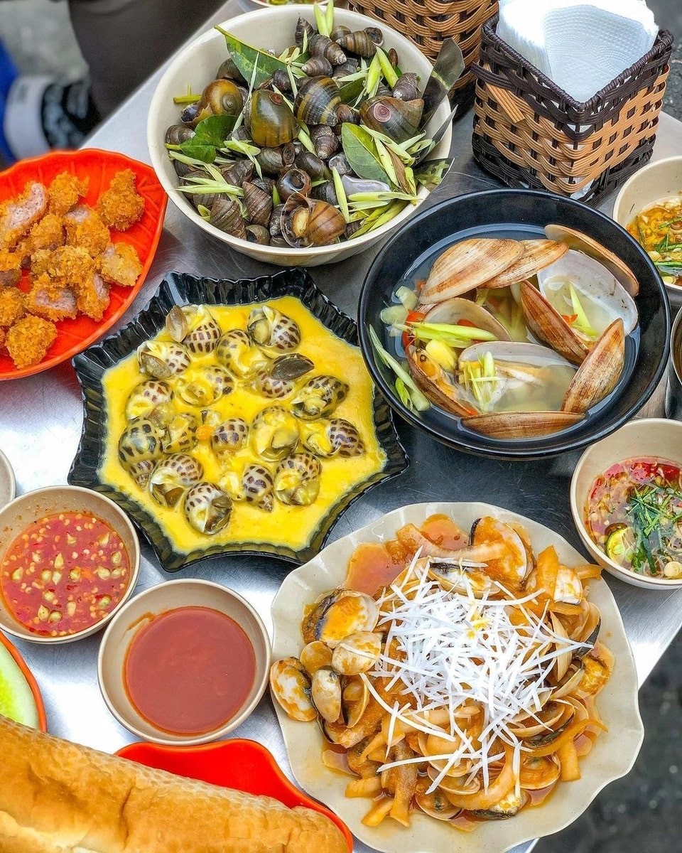 steamy snail dishes a hanoian delicacy