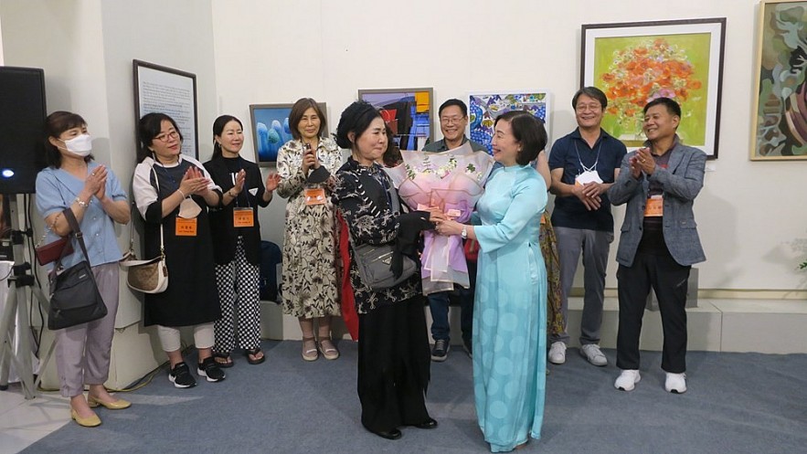 Dao Khanh Ha - Member of the Standing Committee of the City Party Committee, Head of the Propaganda Department of the City Party Committee presents flowers The head of the painter delegation from  the Korean Professional Artists Association Gwangju branch. Photo: 